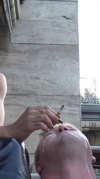 Dwie dzikie dziwki milf plują na swojego niewolnika
