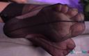 Best Nylon Feet Videos: Otroligt flirtiga Katia Casadei lockar dig med sina nylontäckta fötter