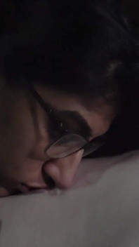 纹身女郎的肚脐被清理干净