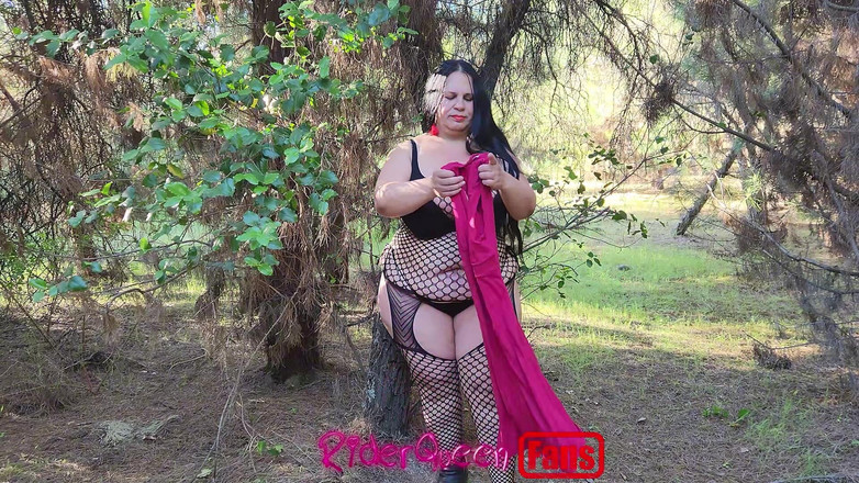 Riderqueen BBW Step Mom Latina Ebony: Riderqueen lagi sendirian, di luar ruangan, video penggemar