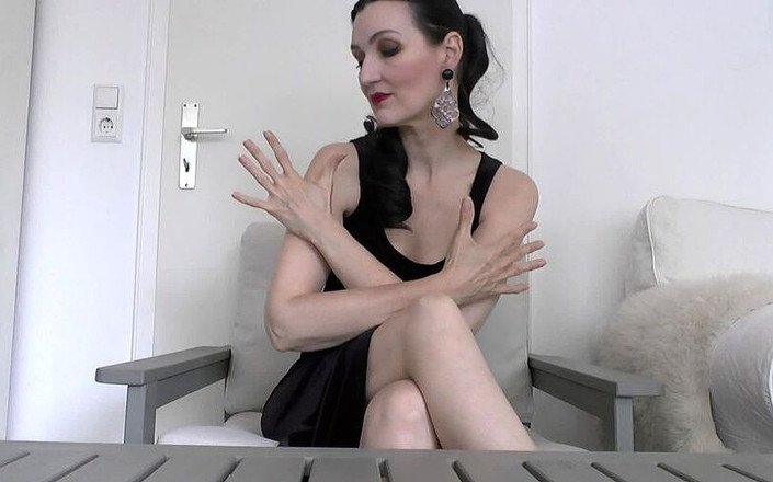 Lady Victoria Valente: मेरे सुंदर हाथ