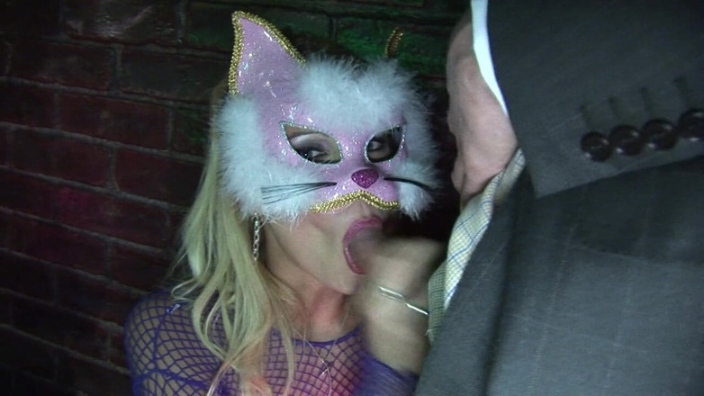 Mask-Night: Beberapa kitties feisty bergaduh di atas tulang