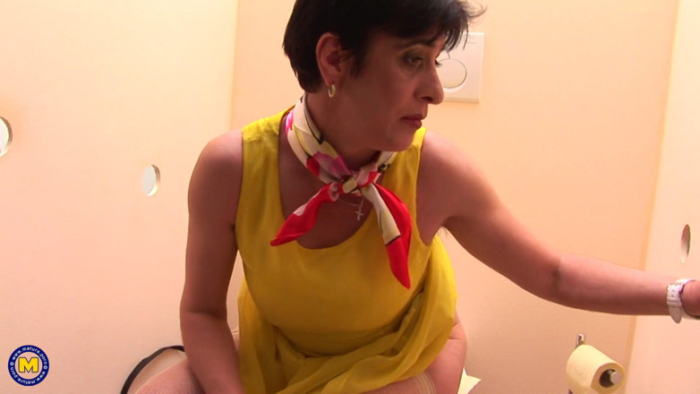 Mature NL: Azgın orta yaşlı seksi kadın duvar deliği porno filmi