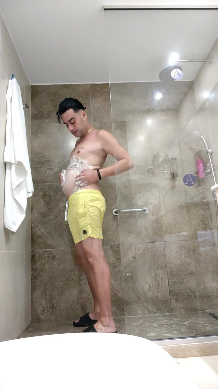 Idmir Sugary: Grande barriga inchada tomando banho - chuveiro nu depois de nadar