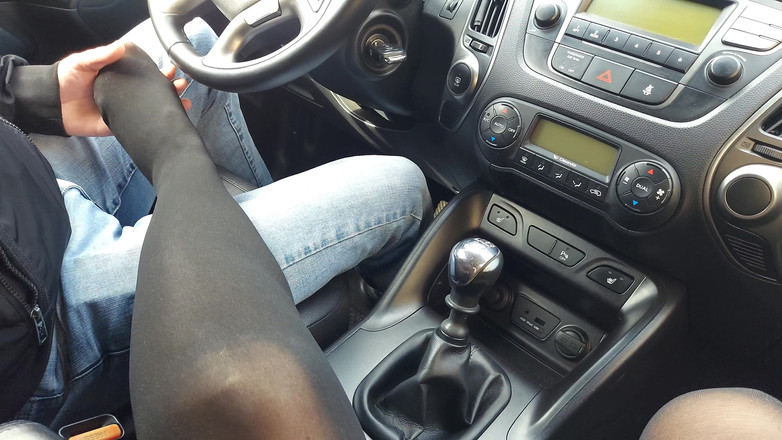 Step Mommy: Una donna elegante prende in giro il tassista in macchina...