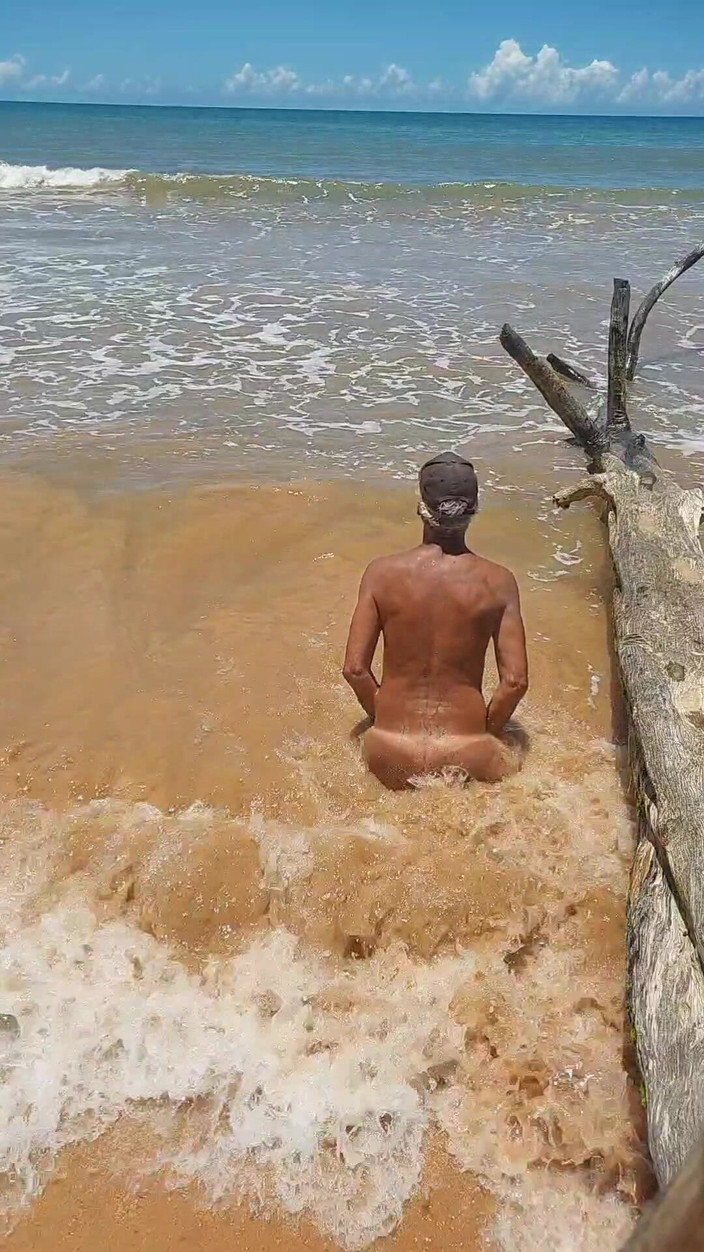 Ladysilvas: Naken Ladysilva på stranden visar upp sin garvade heta röv...