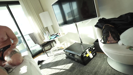 Naughty Talulah: Fit gg belden bağlamalı otel müdürüyle mff'ye döndü