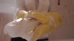 AmayaMori: Mi hermanastra en guantes amarillos para lavar platos se baña...