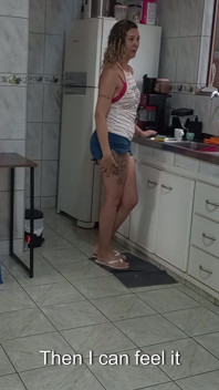 Joven mucama realiza servicios adicionales para pagar la universidad.