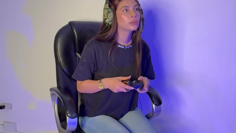 alejakink: Eu molhei meu jeans enquanto brincava com minhas amigas