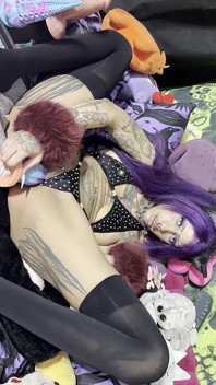 Goth Girl Cosplaying Sebagai Yoruichi Shihouin, mengongkek pepek bertindik ketatnya dengan dildo fantasi