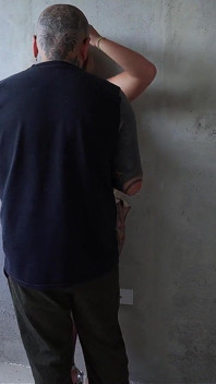 Dowiedziałem się, że mój nowy sąsiad jest aktorem porno i kończyło się na seksie w jego nowym mieszkaniu