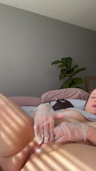 Orta yaşlı seksi kadın lateks eldivenle klitoral orgazmı indiriyor