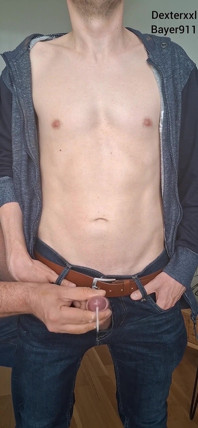 Sexy dünne junge werden von papi-hand gemolken