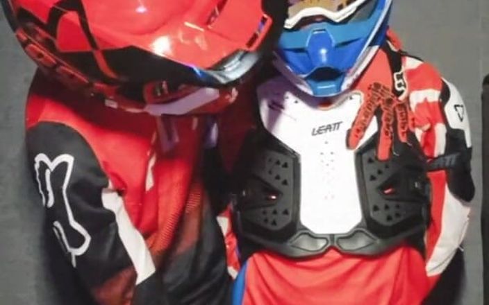 Sneakersmax98: モトクロスギアを着た男は、彼のmxhelmetの一部を取得します