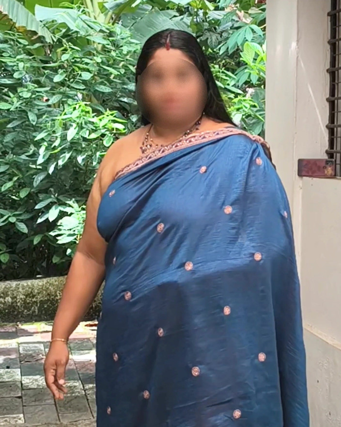 Anne Ipe: Hintli kız mavi şalvarda üstsüz seksi fotoğraf çekiminde, çekimden sonra