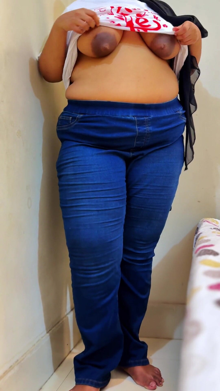 Aria Mia: PAWG Shy Teen Employee Masturbat in Office When Boss Is...