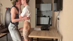 Kembali dari kolej dan abang tiri tergoda untuk seks, mengongkek dubur ketat twink dan datang