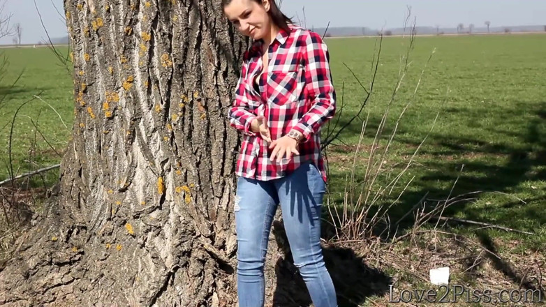 Love 2 Piss: Thoát y trên con đường quê hương