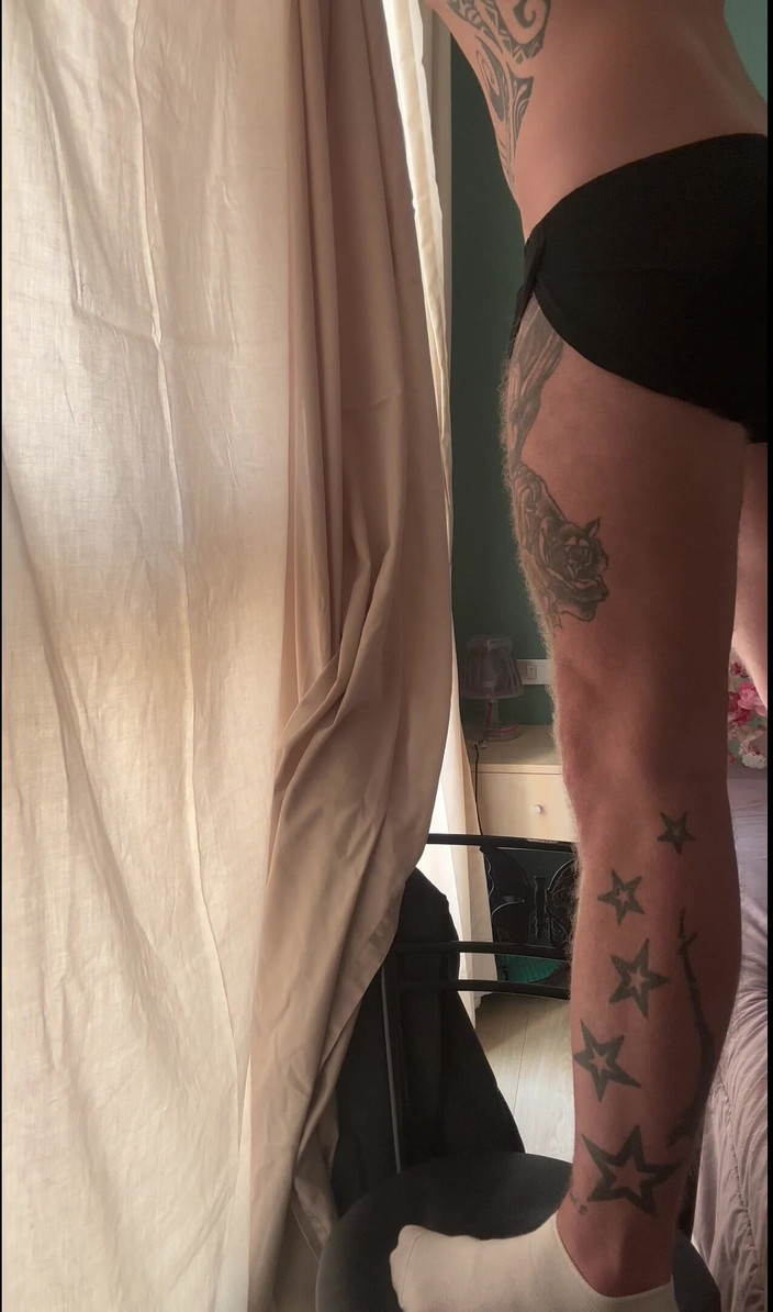 Bzik23: ディックはスポーツナイロンショーツを脱いだ。