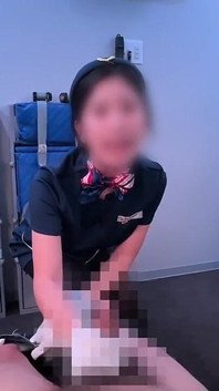 Uçuş görevlisi ve uçak seksi boşalmanın eşiğine gelene kadar beni tekrar tekrar dikleştiriyor