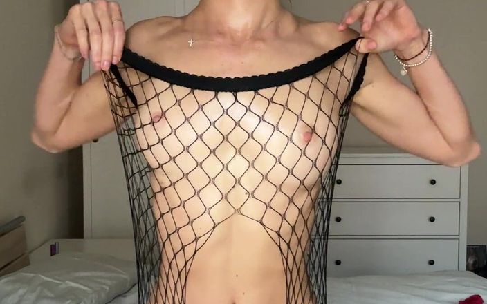 Gina Gerson: 油腻的腹肌弯曲和阴户指法，撕裂的衣服
