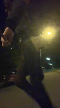 Cewek nakal ini lagi asik muasin memeknya sendirian di depan tiang lampu
