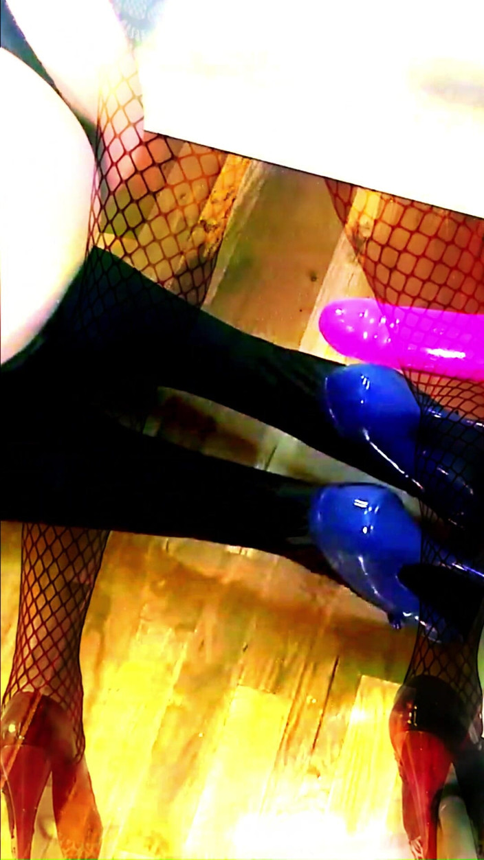 kandiKane: Sissyslet Kandi wordt geploegd door haar dikke paarse dildo