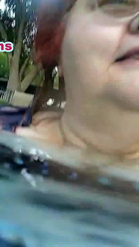 Mokra dzika zabawa w słońcu pełne wideo