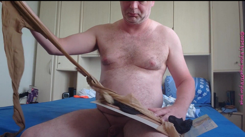 Carmen_Nylonjunge: Collants excités se branlent 1