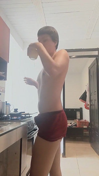 Bellissimo Uomo Effeminato Con Il Sedere Cuoco Femboy Nudo Mostrando Il Suo Culo E Il Suo Cazzo Duro E Delizioso