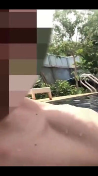 Nake înotând și futându-se în piscină