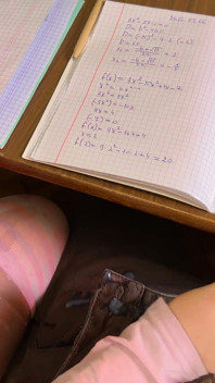 Studentă face din nou laba la ora de matematică sub masă