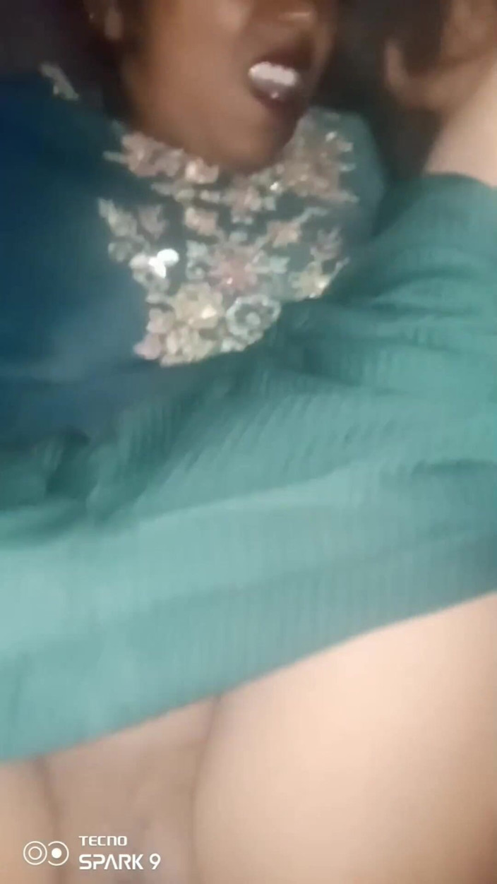 Desi kutiya: Esposa puta pronta para penetração anal pela primeira vez