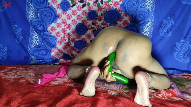 DeepReenu123: Sexy india scopata con terra di cetriolo