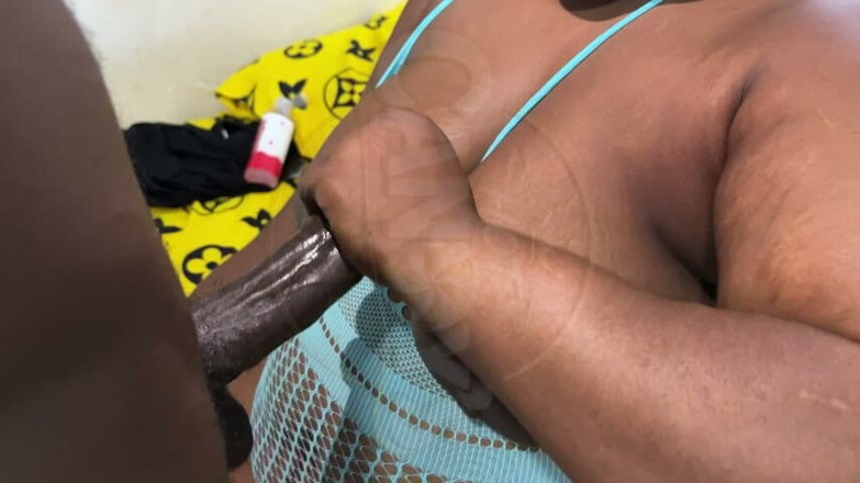 HottCandy: हैण्डजॉब जब तक वह मेरे स्तनों पर नट नहीं हो जाता