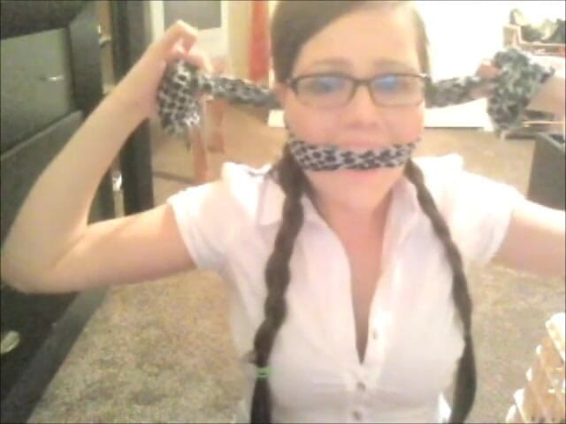 Selfgags classic: Snooping college flicka munkavlad med styvsysters kinky leksaker! (avsnitt 2 av 2)