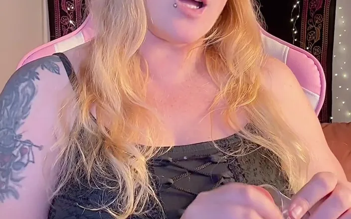 Kisicaxx: POV dildo tatto