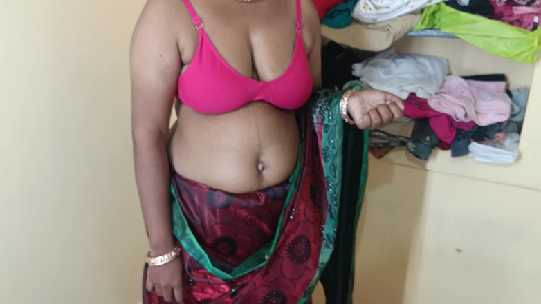 Inba: Mujeres lindas en sari rojo