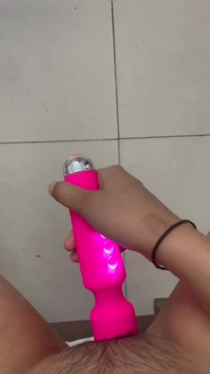 Tumheri Iska: Индийская девушка дези жестко играет с игрушкой, жесткая игра с вибратором, сперма в киске