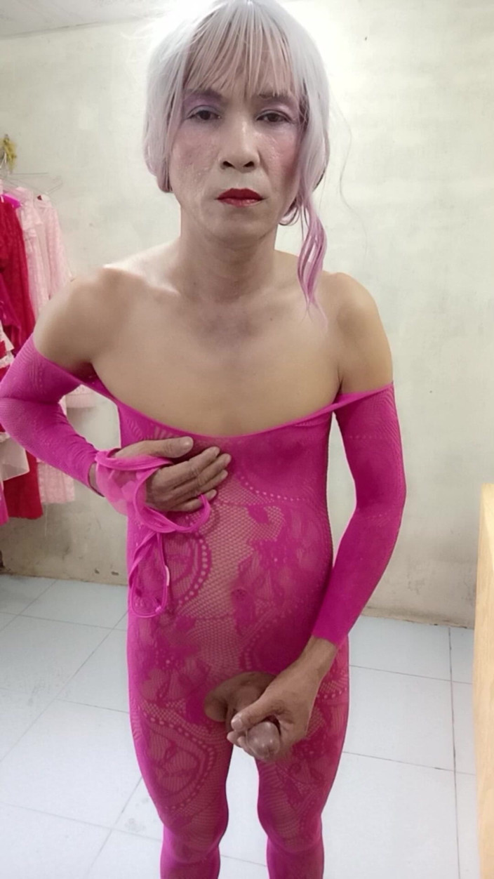 nguyen dang thien tri: Transgender Oanh Le purtând haine sexy porno jucându-se cu conserve...