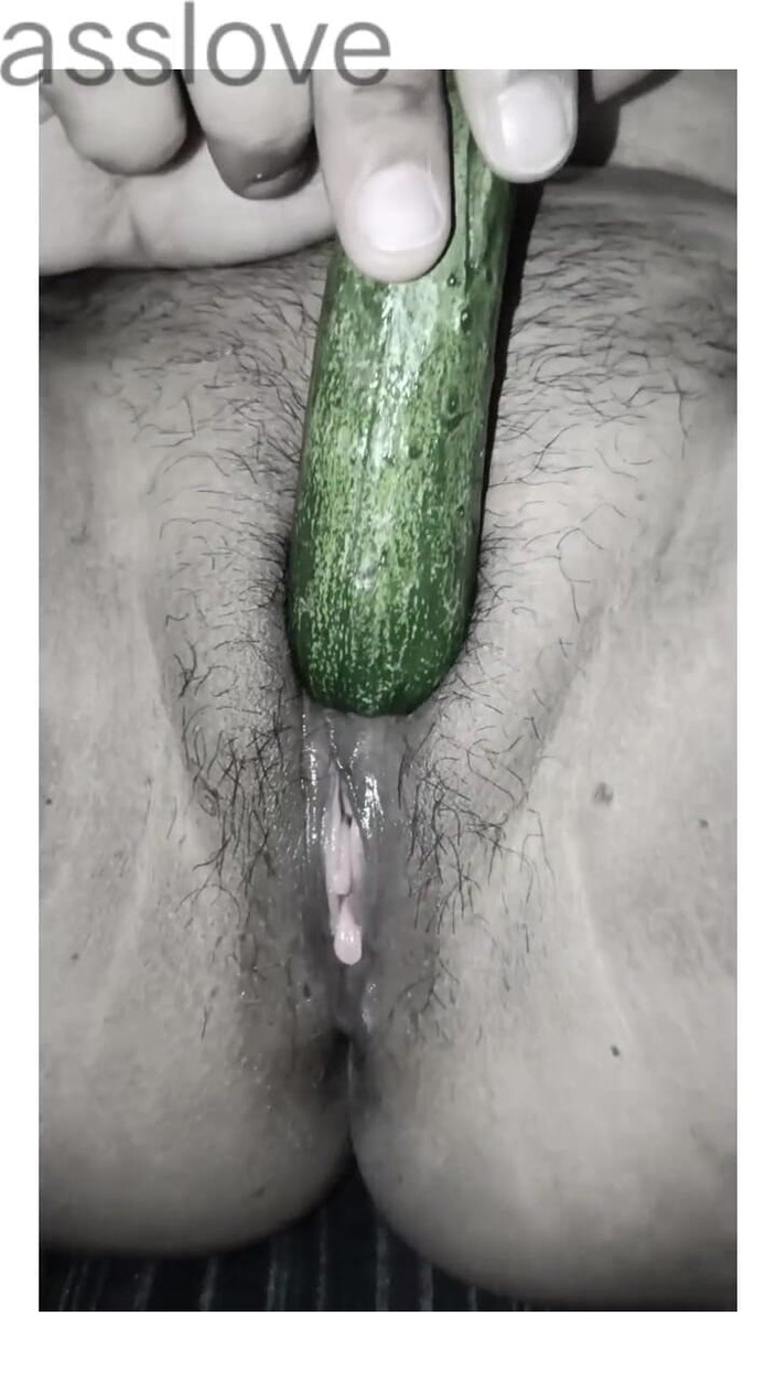 Asslove: Pepino puesto en el culo de una amiga