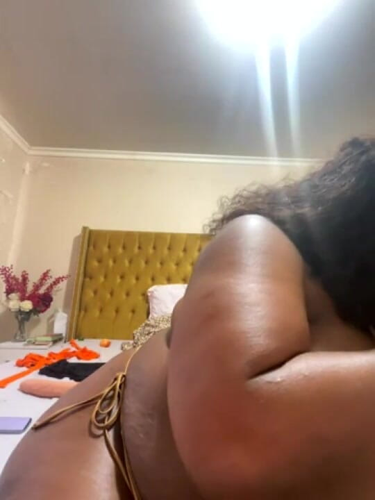 Legendary Booty Overdose: Une BBW en lactation trait et suce ses seins géants