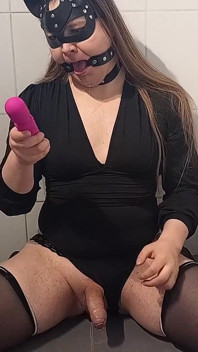 Divertimento anale e sperma per una sissy imbavagliata