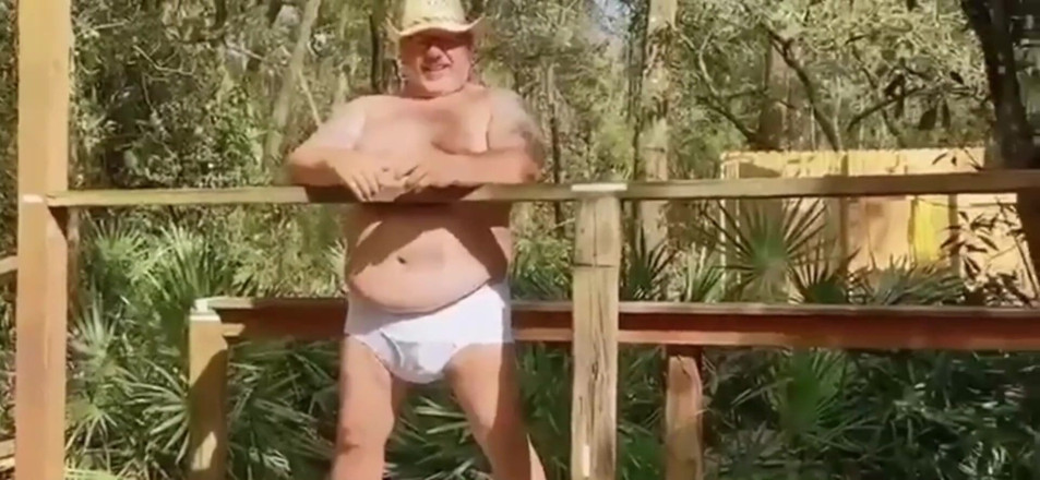 Hand-Free-Daddy-Chub: Fat gym coach has huge cumshots all over