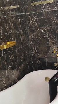 Arka lateks catsuitle banyo yapıyor