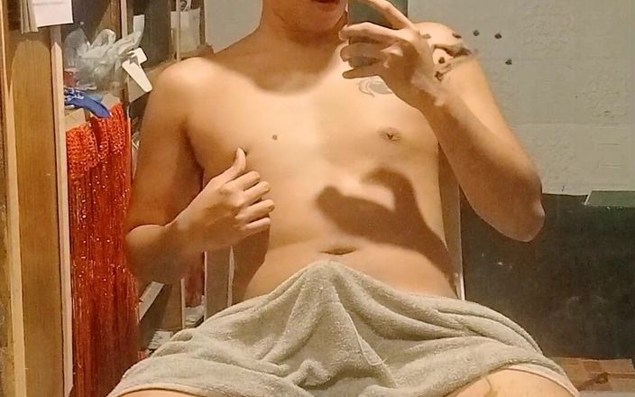 Rent A Gay Productions: Asiatischer schwuler teenager wichst. Stöhnen und tast sein eigenes sperma