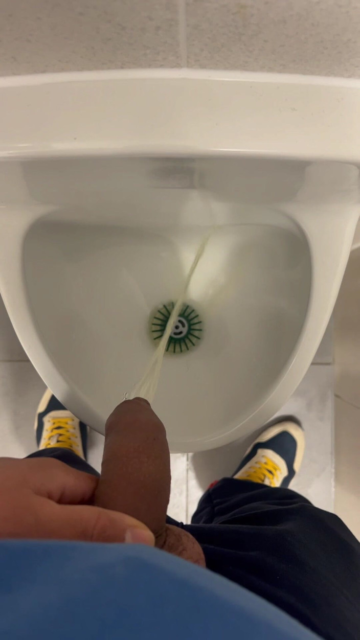 Hot dick in your ass: 天然未割包皮的鸡巴在早上撒尿，热和半硬