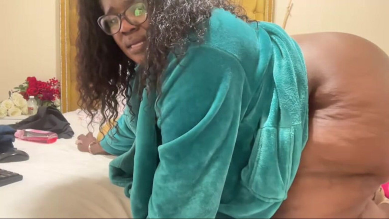 Legendary Booty Overdose: cycata laktacja murzynka SSBBW MILF striptiz i masturbacja