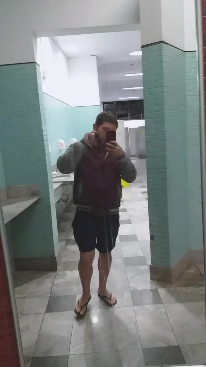 Marcosninfo: バス停のトイレで自慢し、通りすがりの人に見つかりそうになりました。